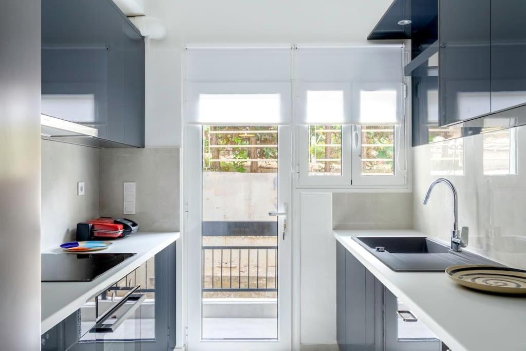 Alimos Sun-Filled Apartment Athens Luaran gambar