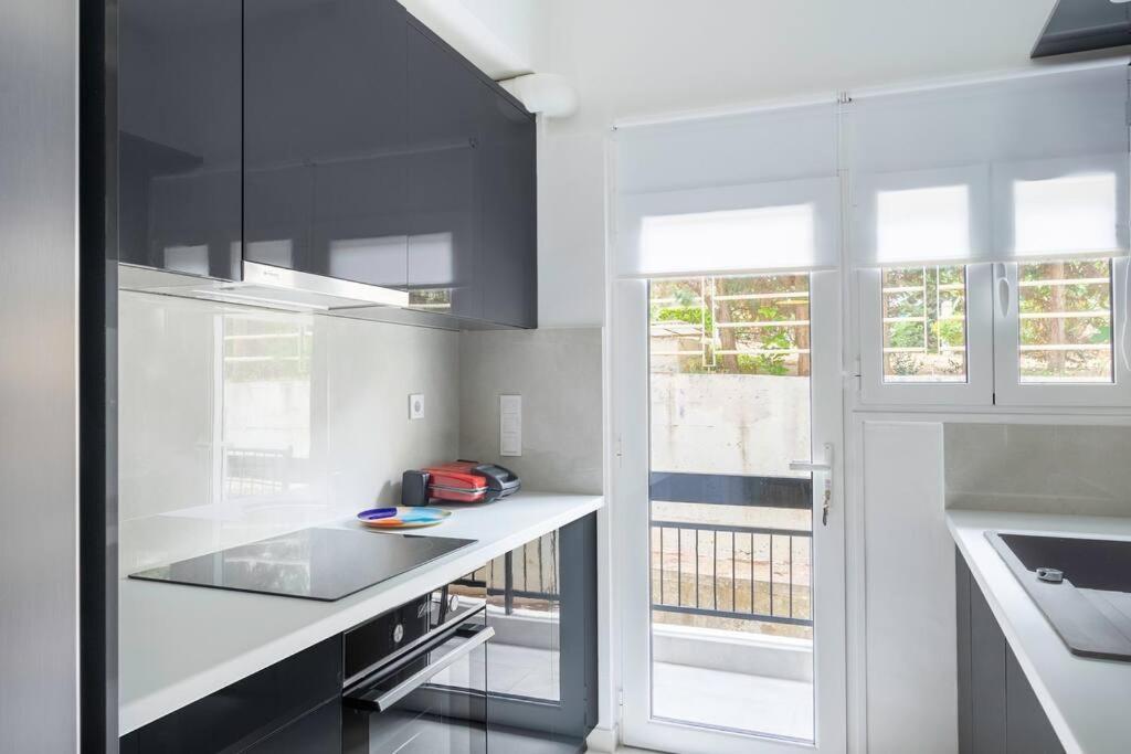Alimos Sun-Filled Apartment Athens Luaran gambar