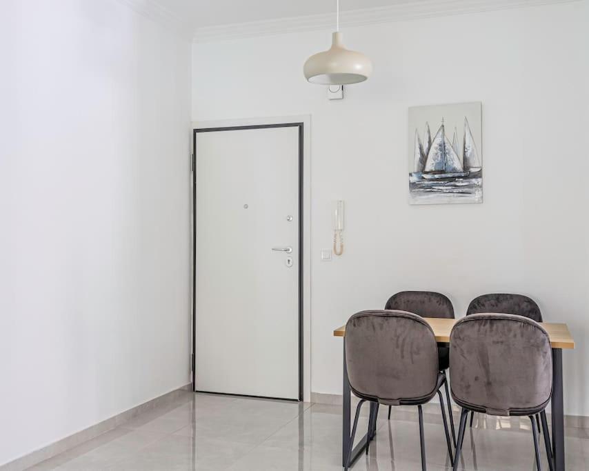 Alimos Sun-Filled Apartment Athens Luaran gambar