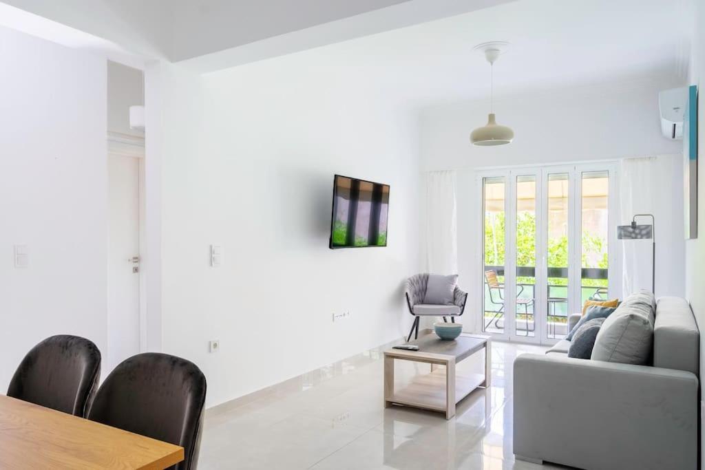 Alimos Sun-Filled Apartment Athens Luaran gambar