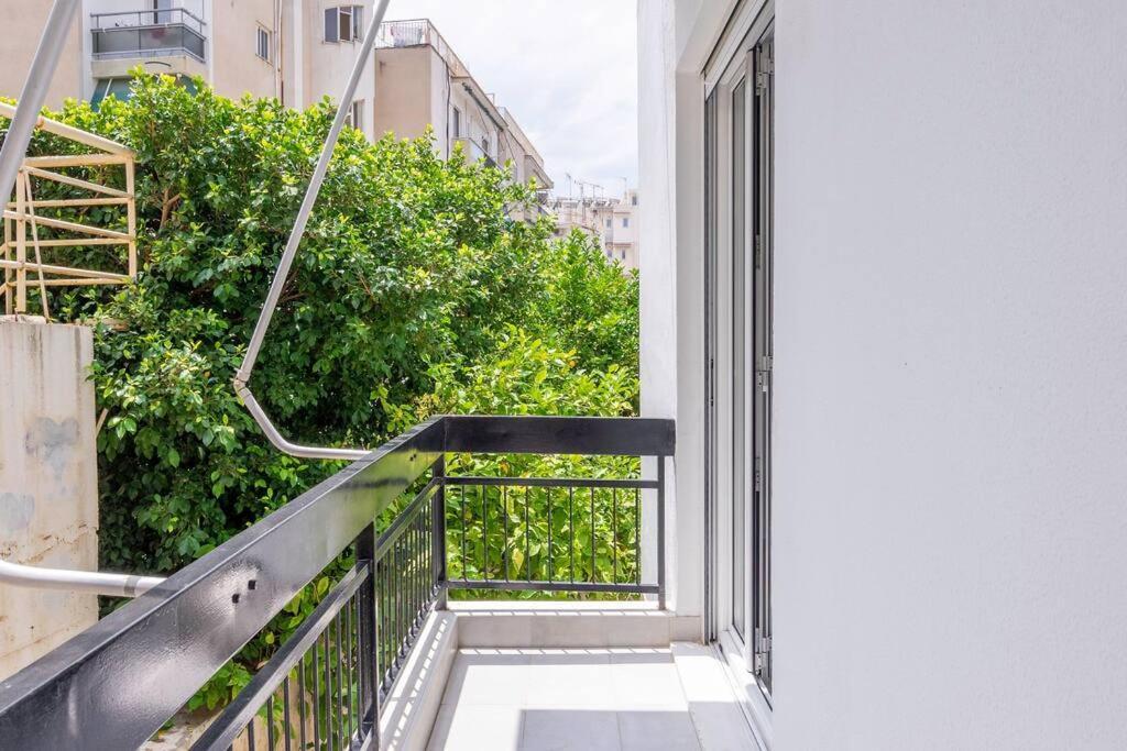 Alimos Sun-Filled Apartment Athens Luaran gambar
